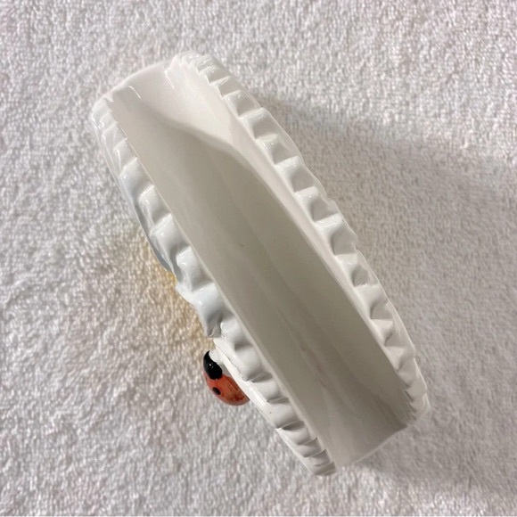 Vintage Ceramic Daisy With Lady Bug Napkin Holder - Picture 3 of 3